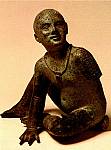 054. Statuette en bronze representant un jeune garcon assis par terre et portant la bulla.jpg